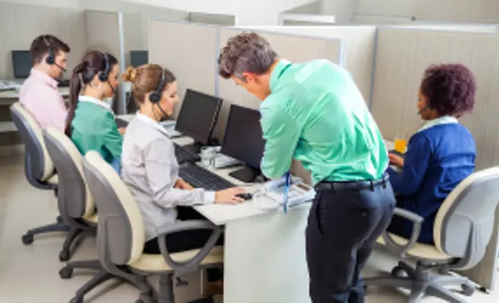 asesor-de-contact-center?format=webp&width=700&quality=75